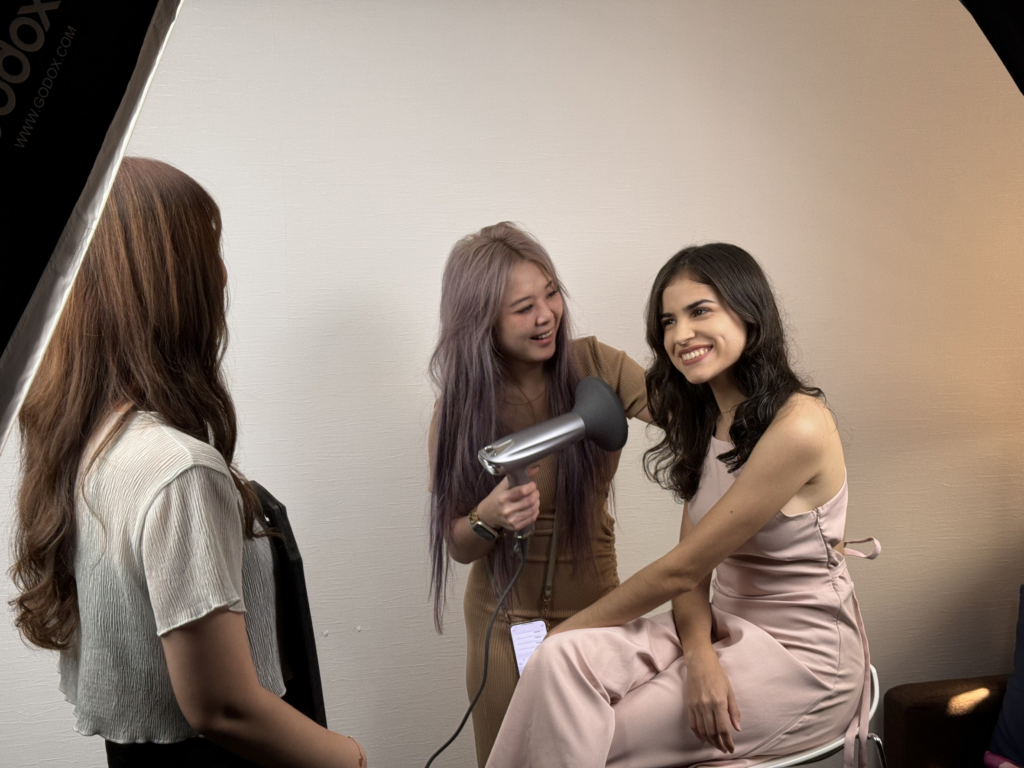 We had our partnered hairstylists and models try out the hair dryer with the magnetic nozzle. The before and after results were impressive—our model mentioned that her hair felt smoother, less tangled, and much less prone to static. She even kept asking where to buy it and if we had any discounts—haha!