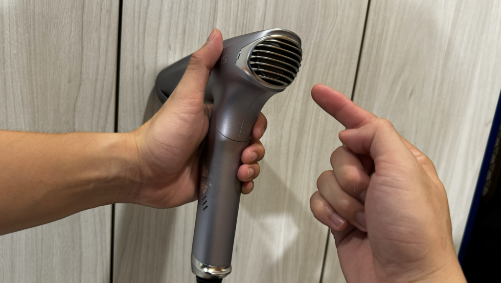 You’ll notice air blowing out from the back cover when the cleaning function starts, effectively expelling any dust or hair that’s been sucked in. This is a great feature compared to traditional hair dryers, where debris typically gets stuck inside the motor, causing potential issues.